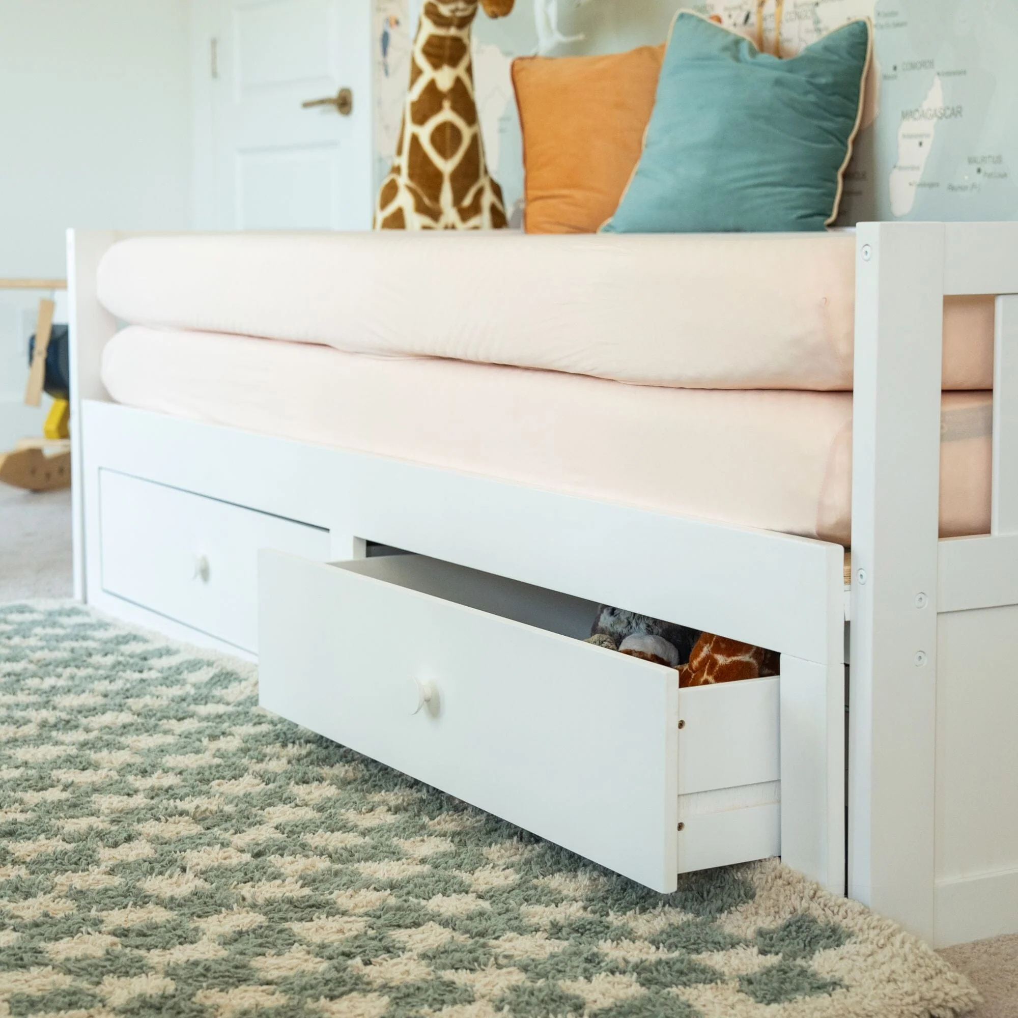 Elizabeth Twin to King Daybed With Storage Drawers - Image 9
